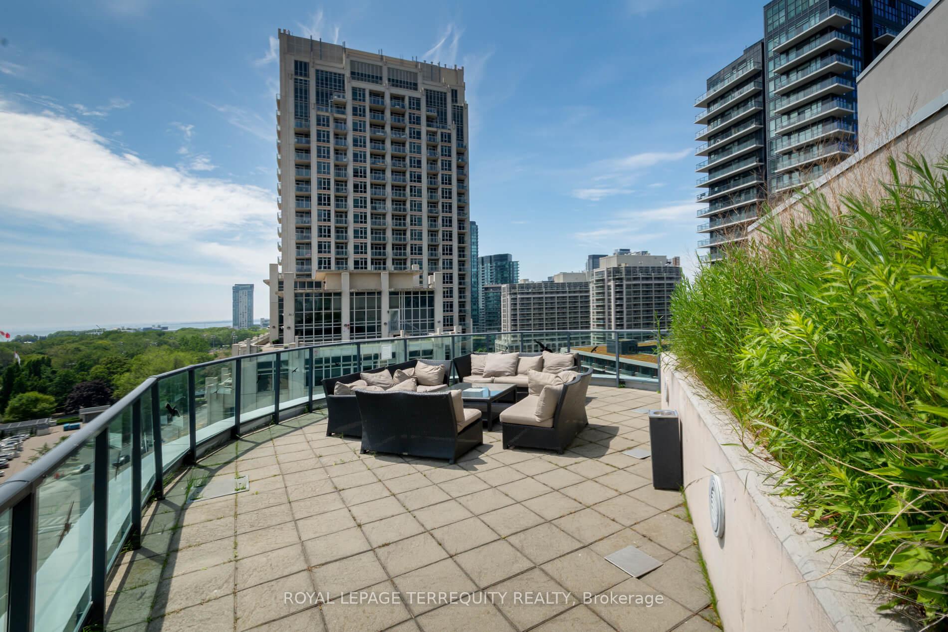2 Bedrooms Condo at 600 Fleet, Toronto For sale