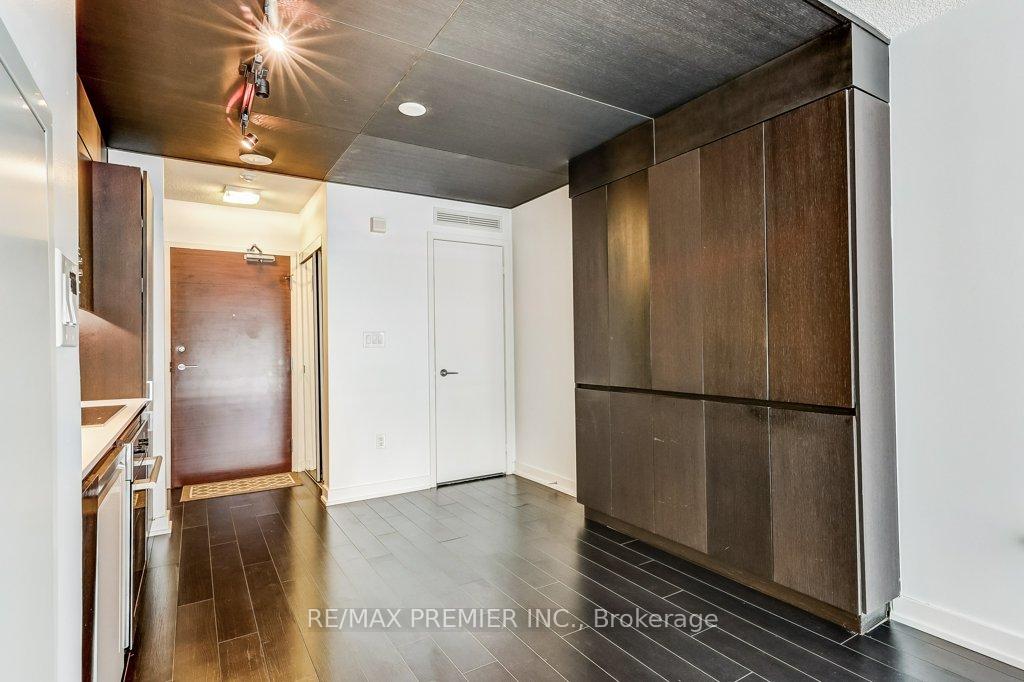 2 Bedrooms Condo at 10 Capreol, Toronto For sale
