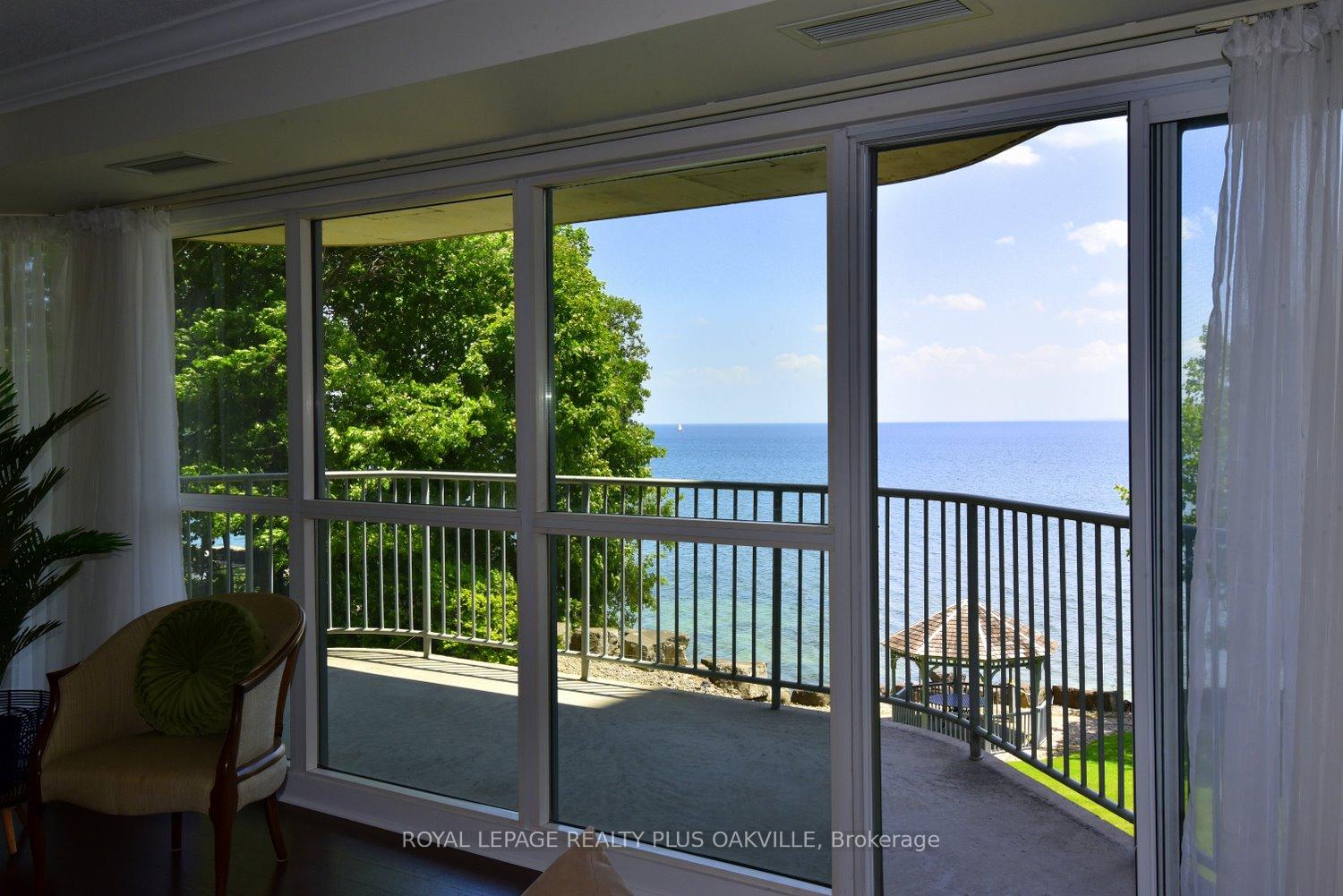 2 Bedrooms Condo at 2190 Lakeshore, Burlington For sale