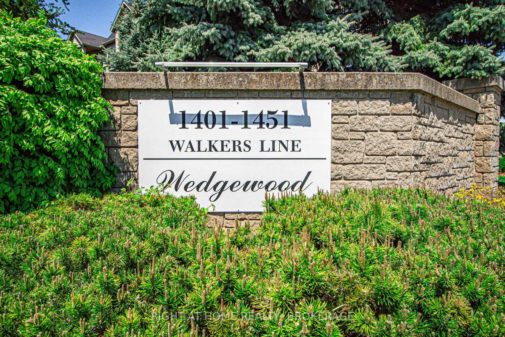 2 Bedrooms Condo at 1451 Walker’s, Burlington For sale