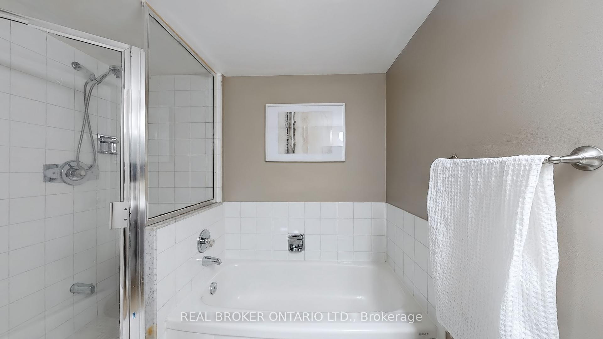 2 Bedrooms Condo at 7440 Bathurst, Vaughan For sale