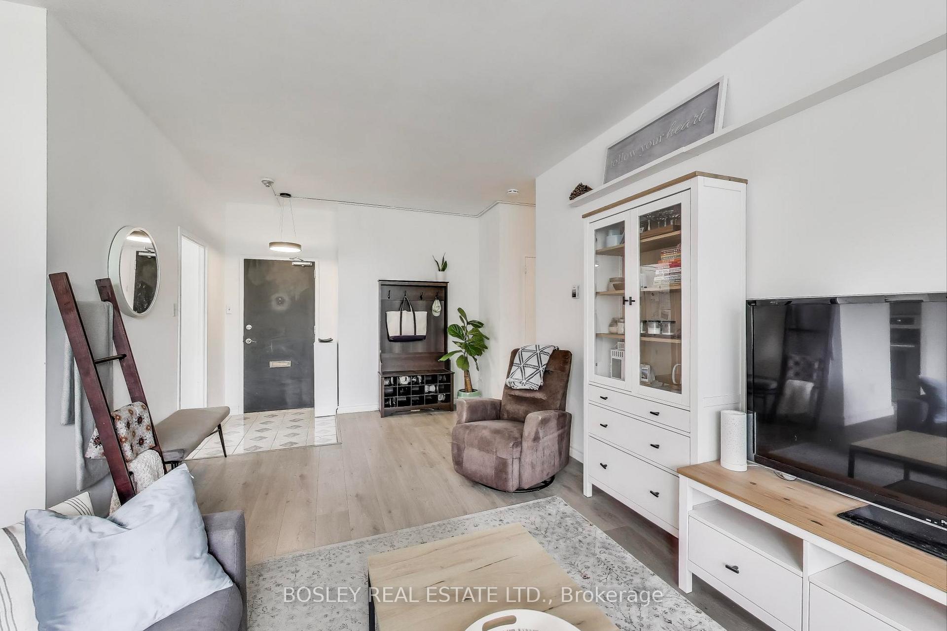 2 Bedrooms Condo at 10 Parkway Forest, Toronto For sale