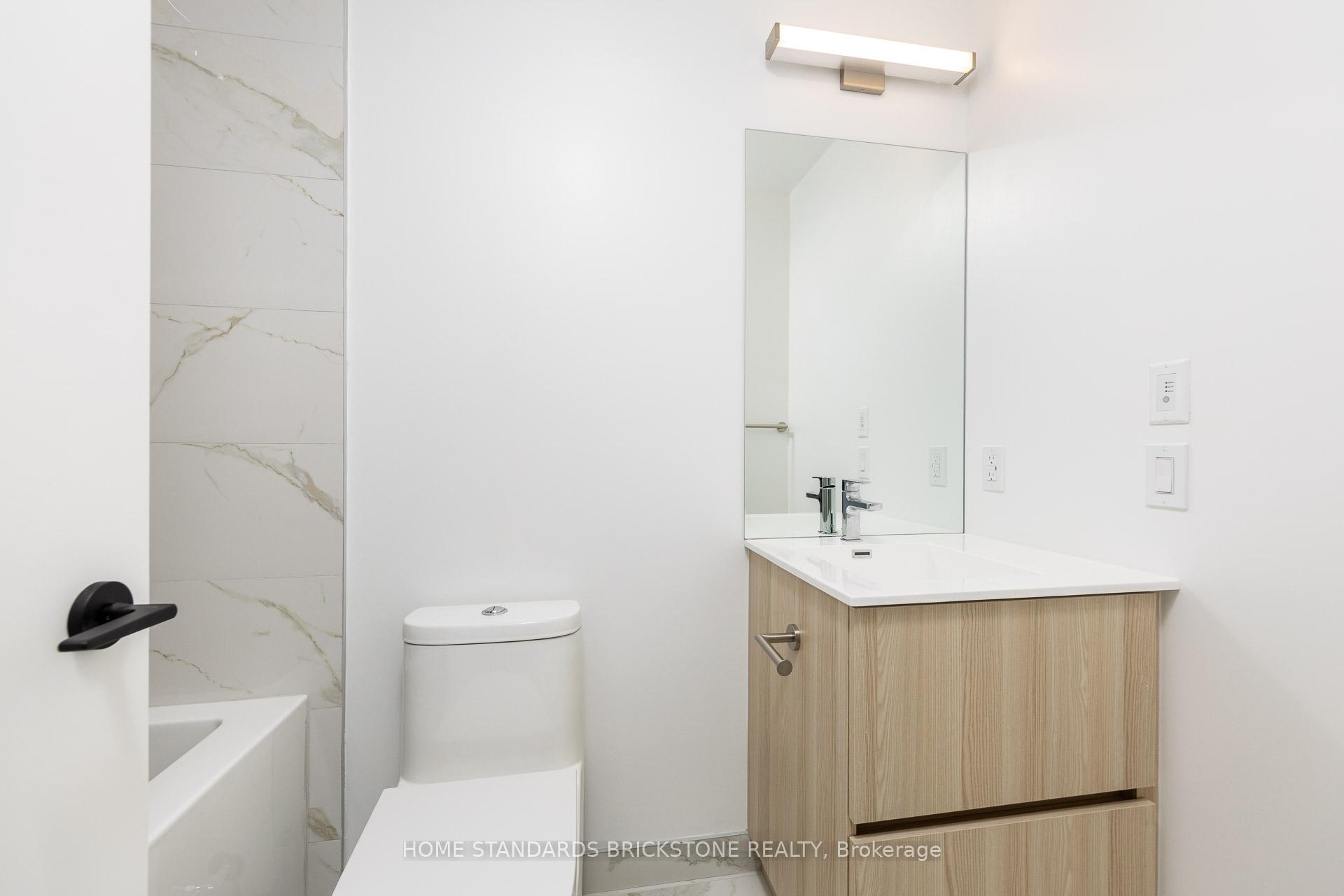 3 Bedrooms Condo at 220 Missinnihe, Mississauga For sale