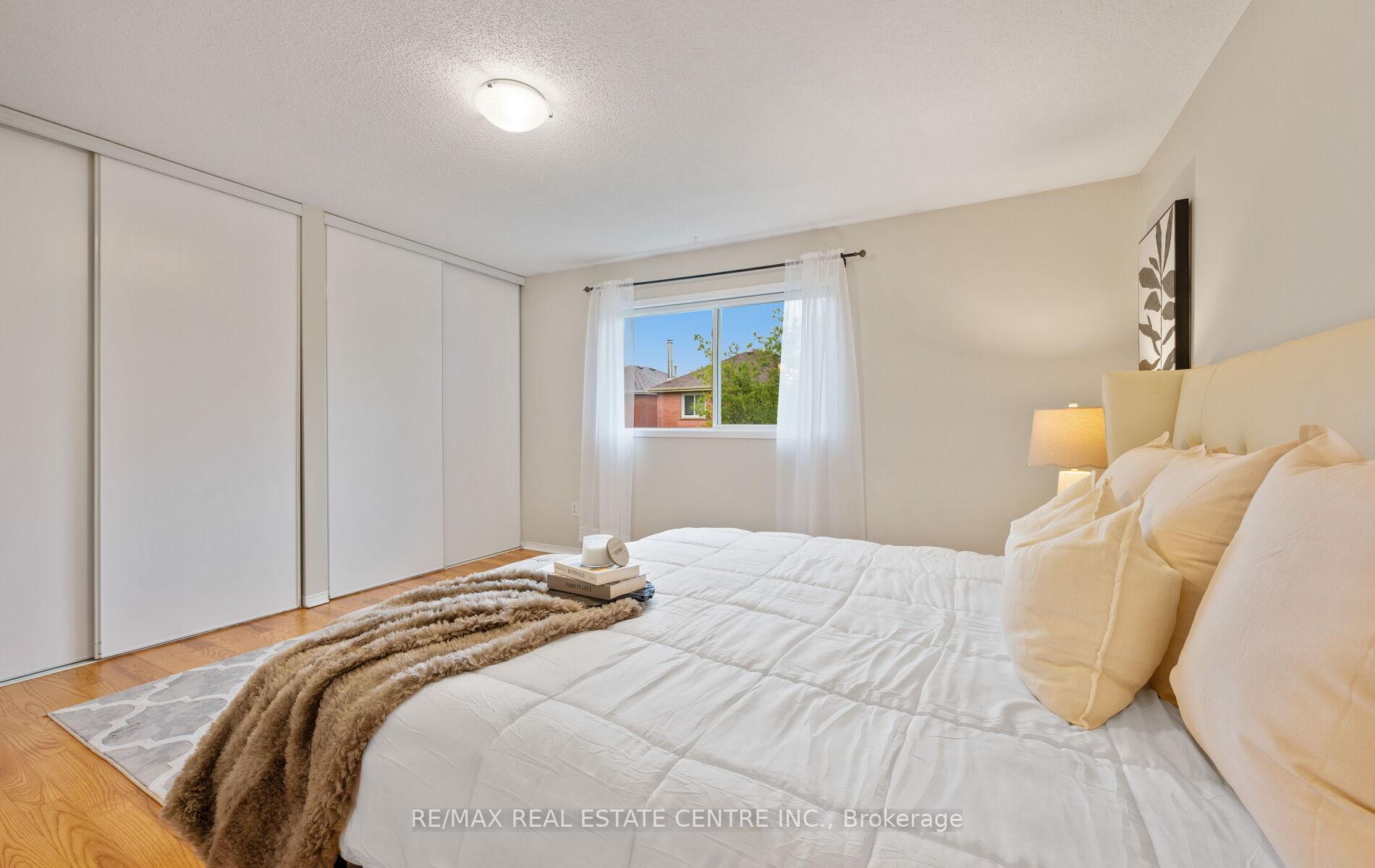 4 Bedrooms Condo at 5030 Heatherleigh, Mississauga For sale