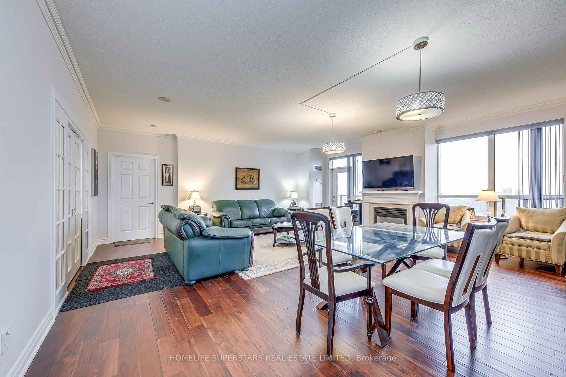 3 Bedrooms Condo at 25 Kingsbridge Garden, Mississauga For sale