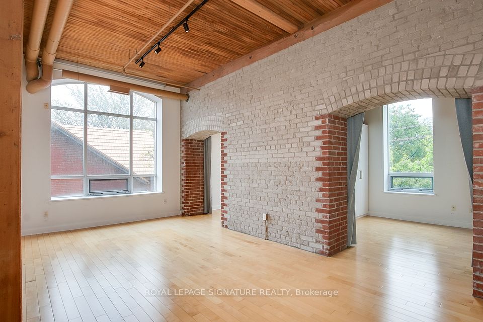 993 Queen Street