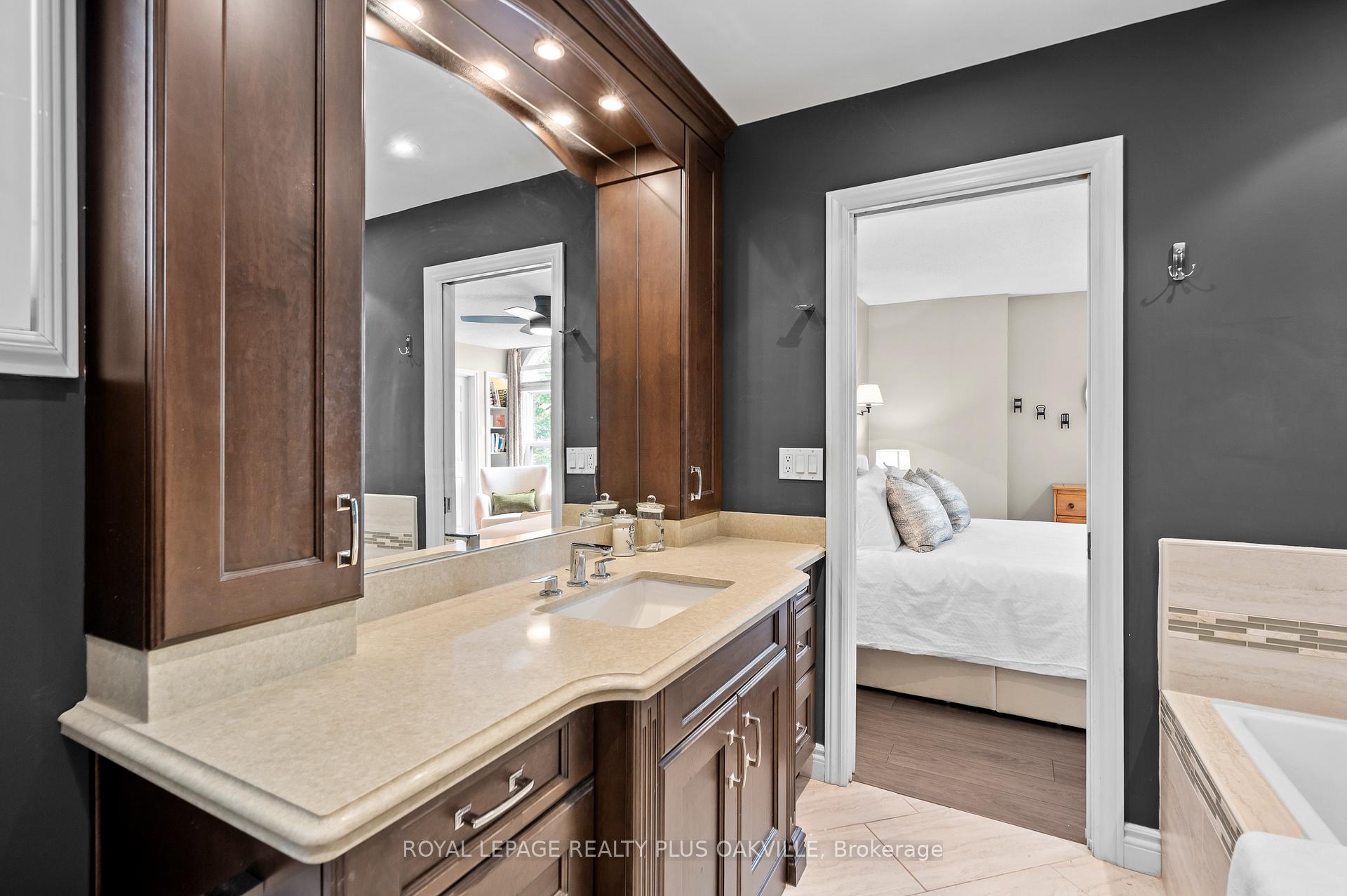 2 Bedrooms Condo at 5255 Lakeshore, Burlington For sale