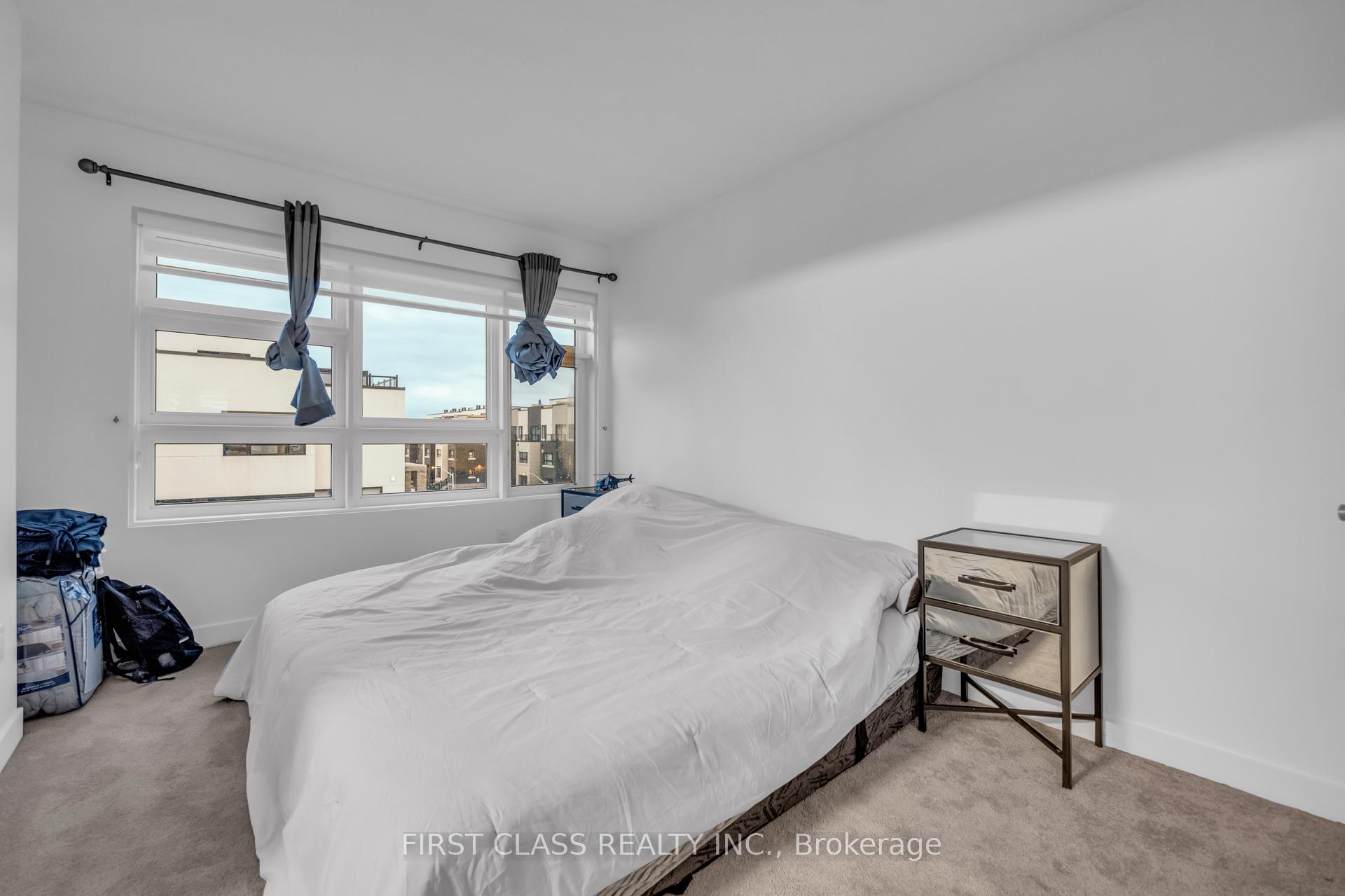 3 Bedrooms Condo at 1121 Cooke, Burlington For sale