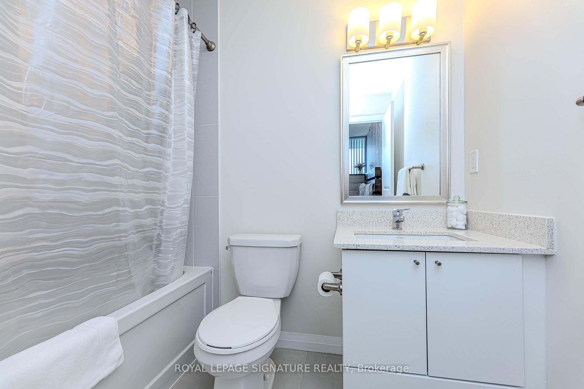 2 Bedrooms Condo at 55 Eglinton, Mississauga For sale
