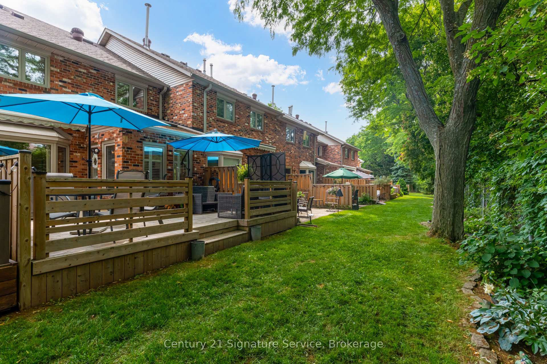 3 Bedrooms Condo at 2230 Walkers, Burlington For sale