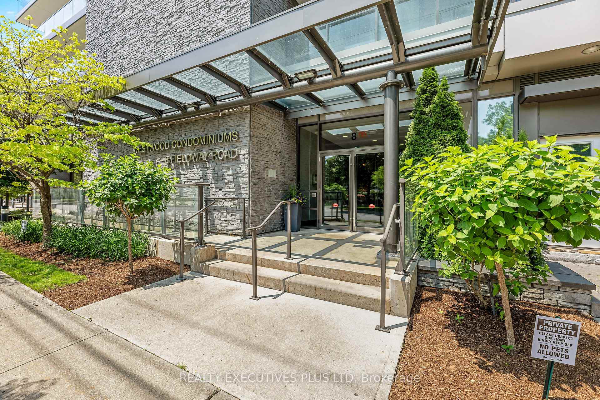 3 Bedrooms Condo at 8 Fieldway, Toronto For sale