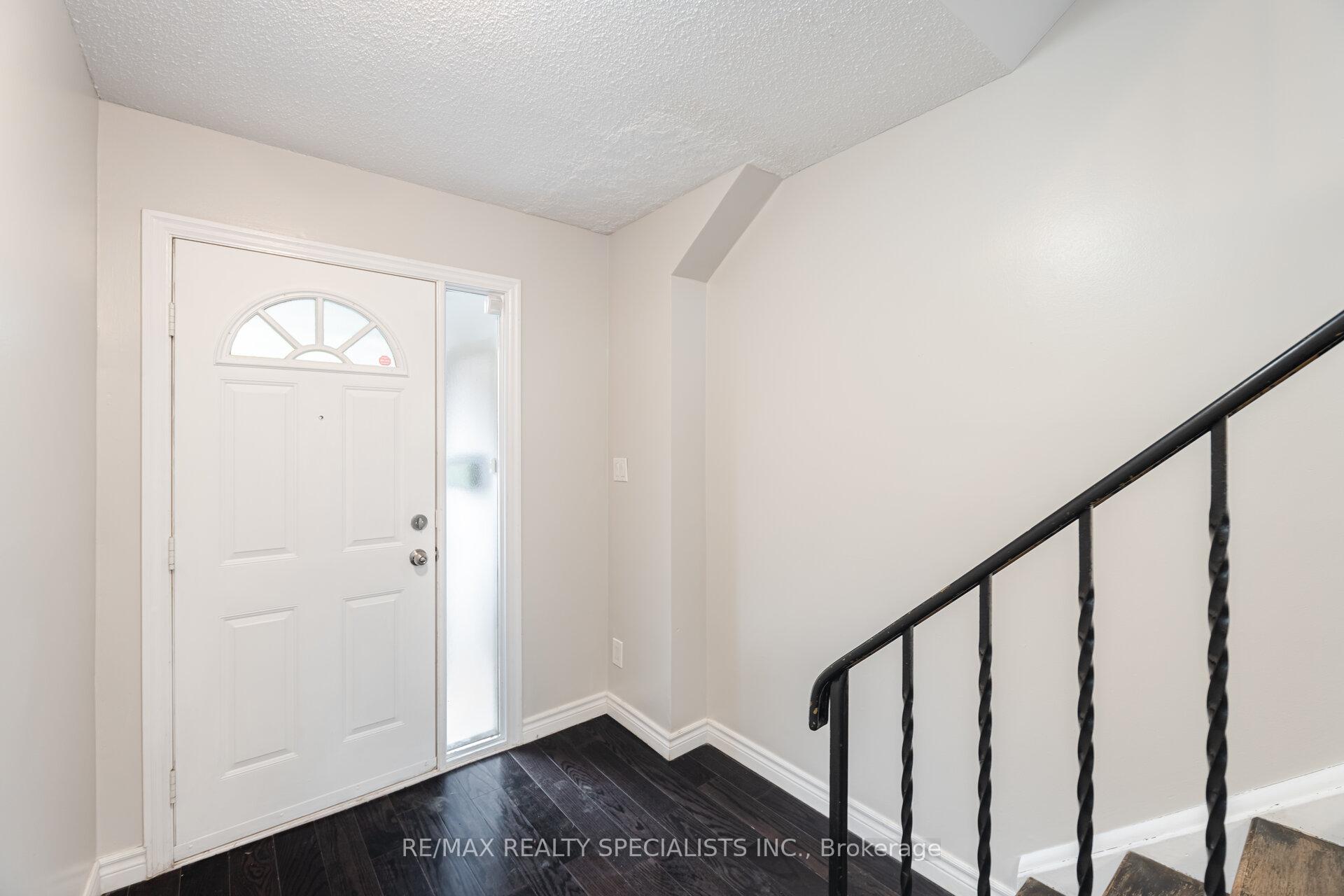 3 Bedrooms Condo at 2440 Bromsgrove, Mississauga For sale