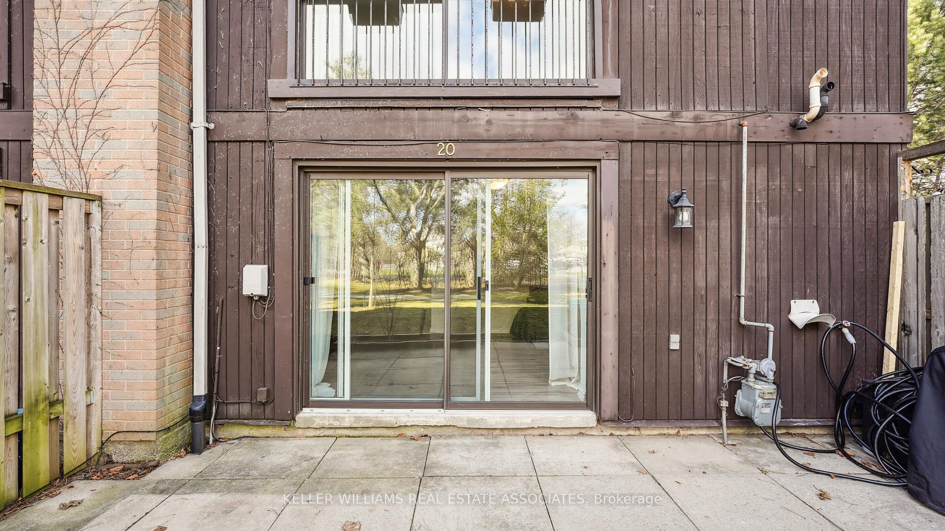 3 Bedrooms Condo at 6855 Glen Erin, Mississauga For sale