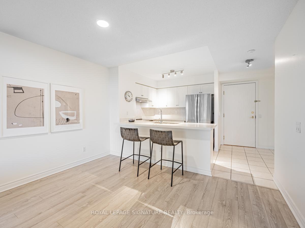 2 Bedrooms Condo at 35 Kingsbridge Garden, Mississauga For sale