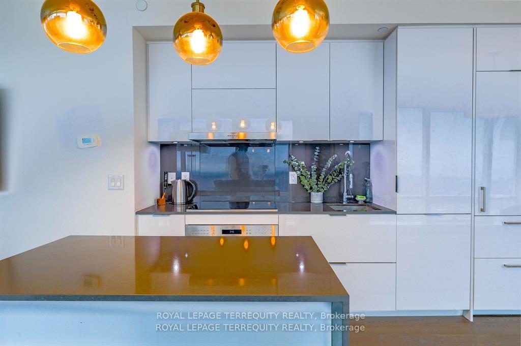2 Bedrooms Condo at 1 Bloor, Toronto For sale