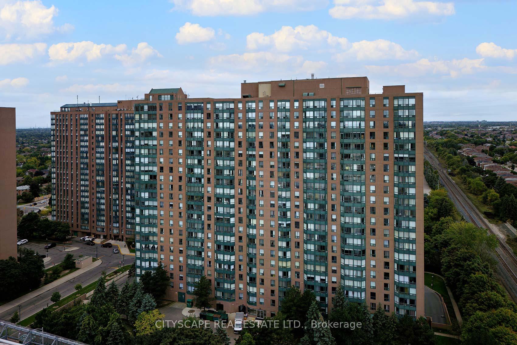 3 Bedrooms Condo at 135 Hillcrest, Mississauga For sale