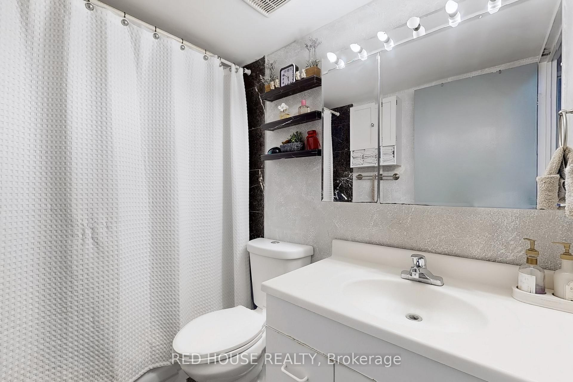 2 Bedrooms Condo at 10 Markbrook,  Toronto For sale