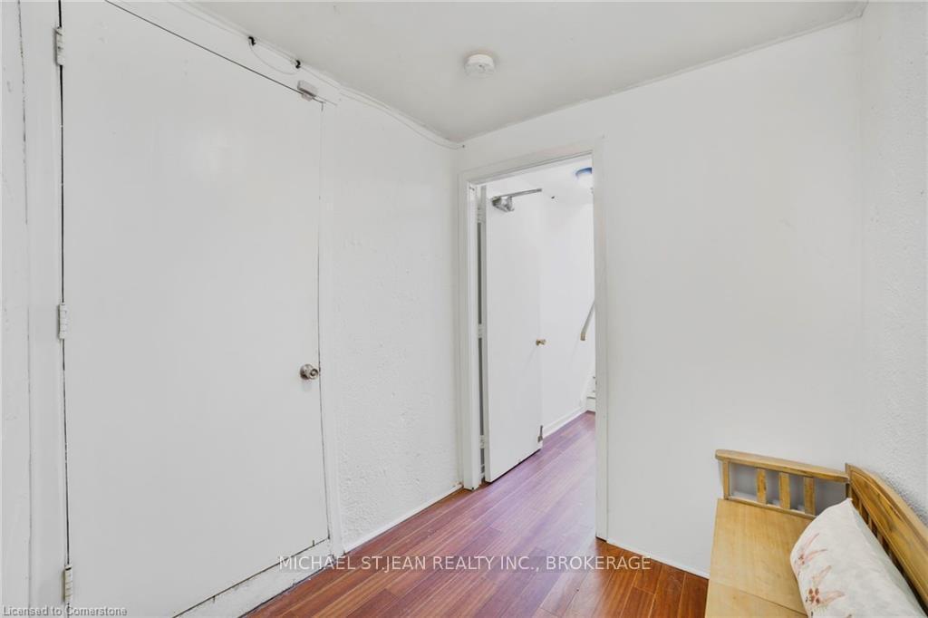 2 Bedrooms Condo at 621 Francis, Burlington For sale