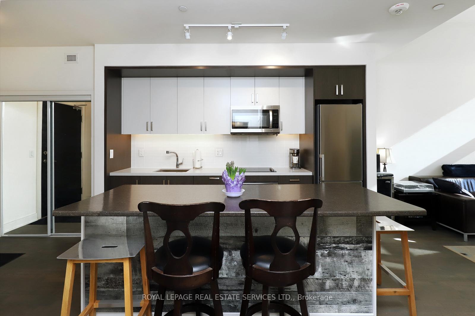 2 Bedrooms Condo at 1575 Lakeshore, Mississauga For sale