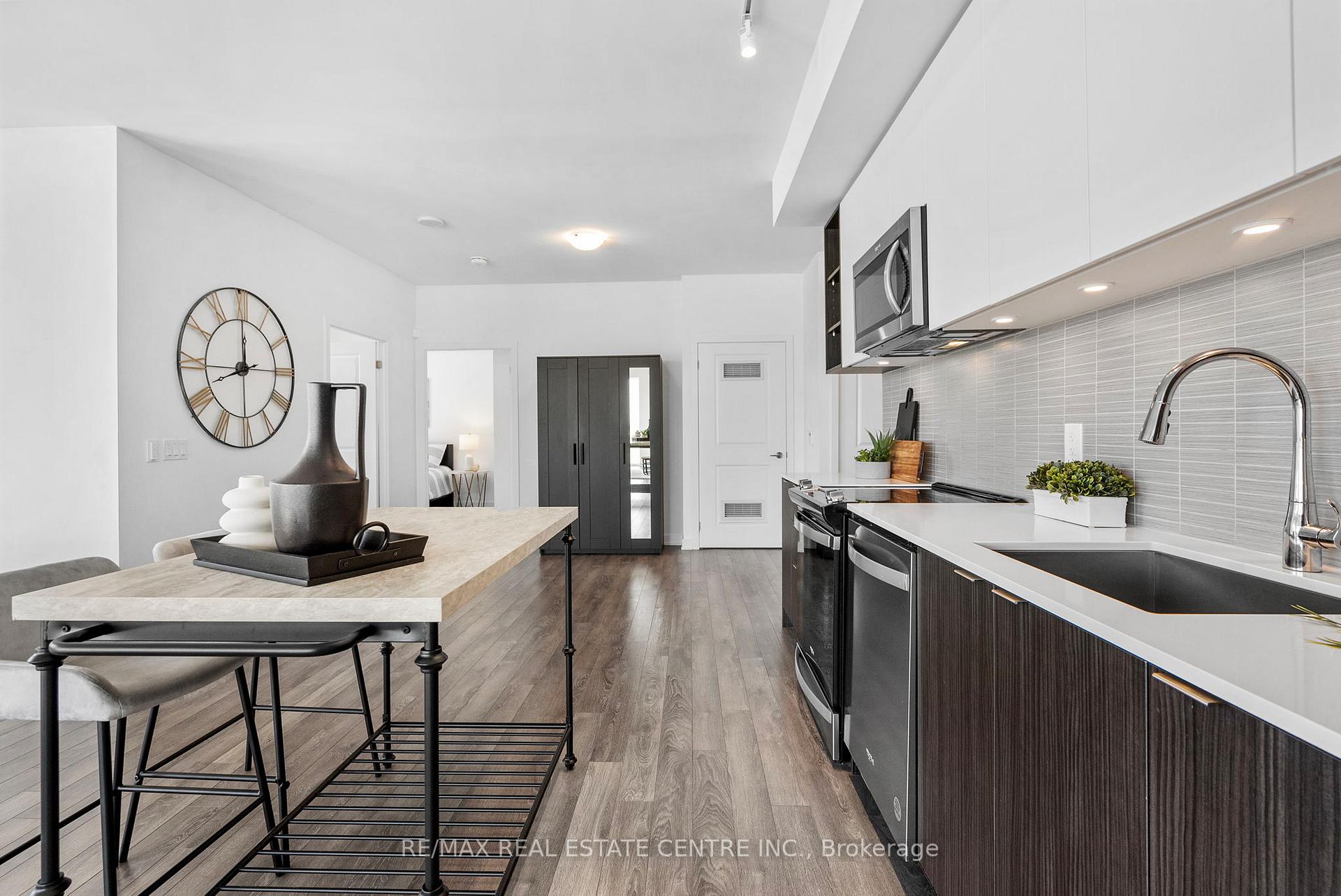 3 Bedrooms Condo at 100 Eagle Rock, Vaughan For sale