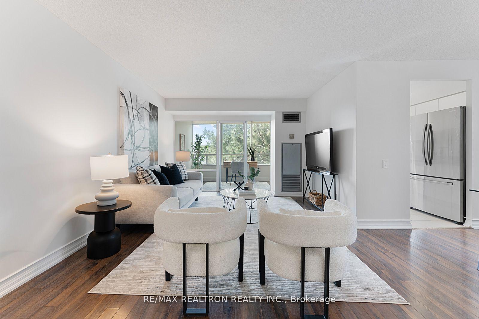 2 Bedrooms Condo at 110 Promenade, Vaughan For sale