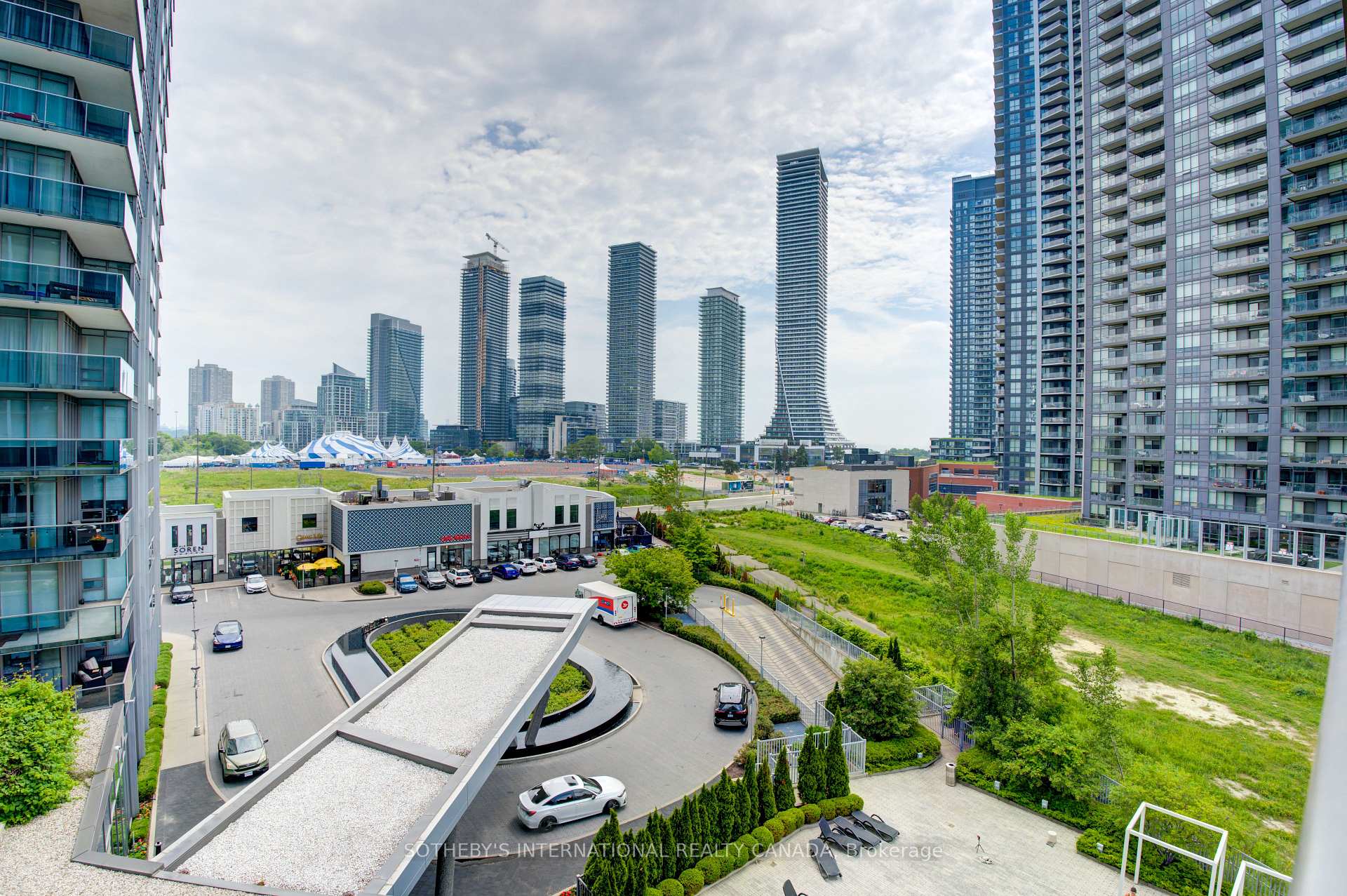 3 Bedrooms Condo at 88 Park Lawn, Toronto For sale