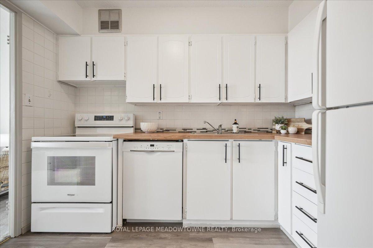 2 Bedrooms Condo at 2665 Windwood, Mississauga For sale