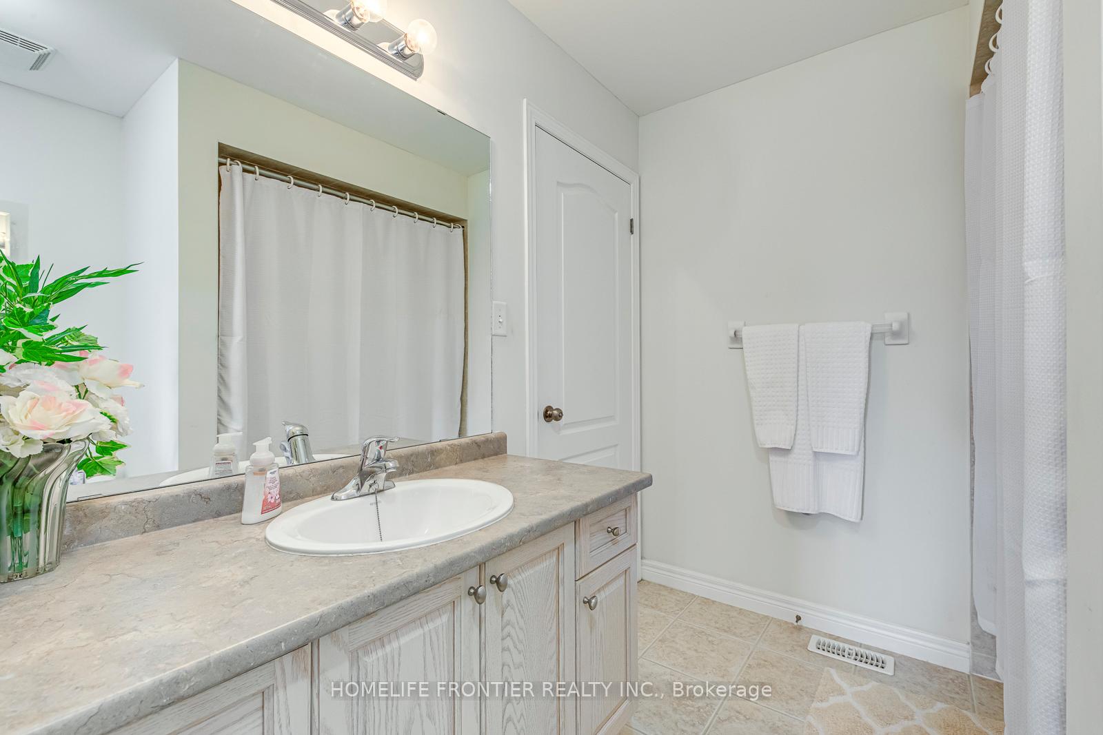 4 Bedrooms Condo at 90 Oakhampton,  Hamilton For sale