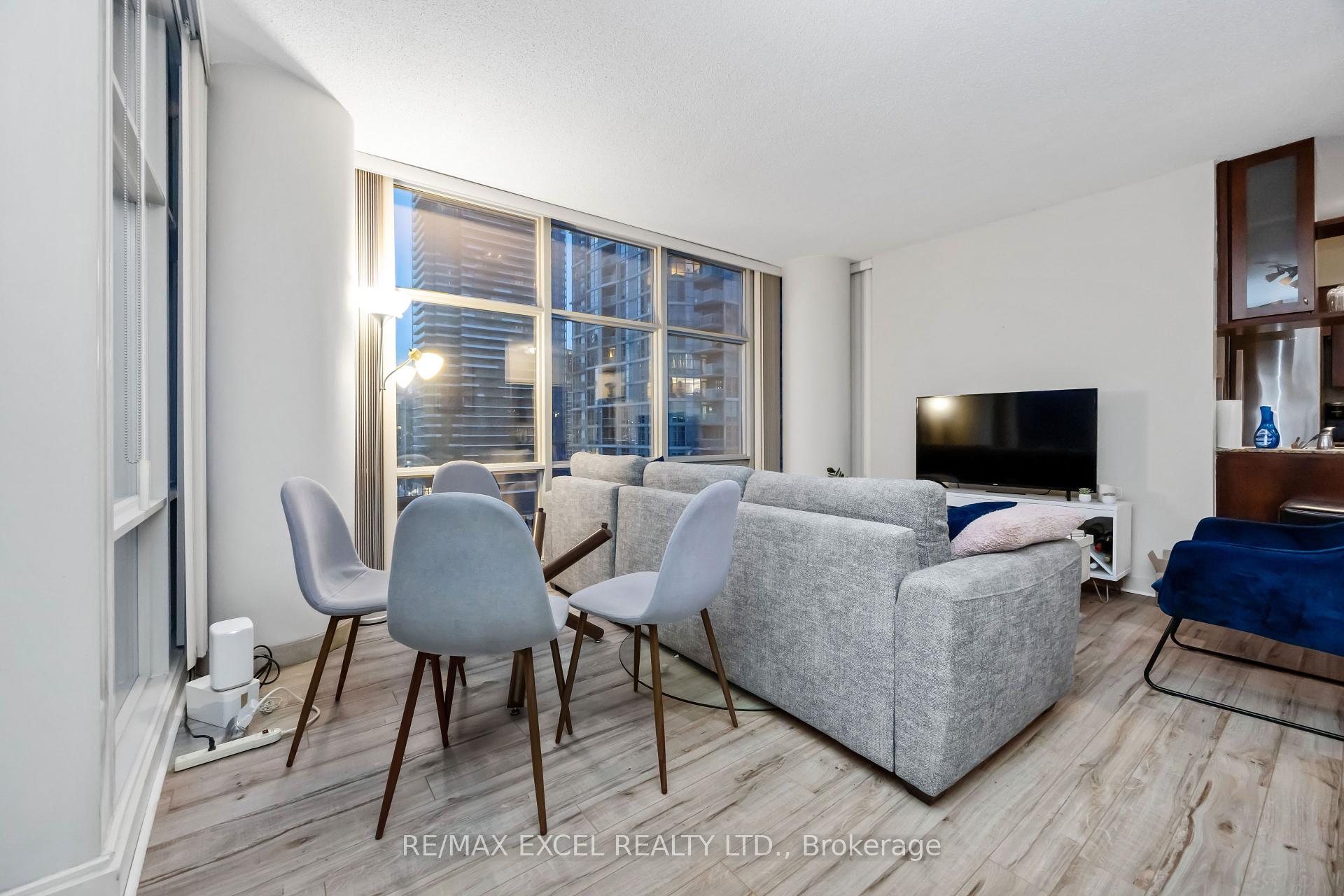 2 Bedrooms Condo at 35 Mariner, Toronto For sale