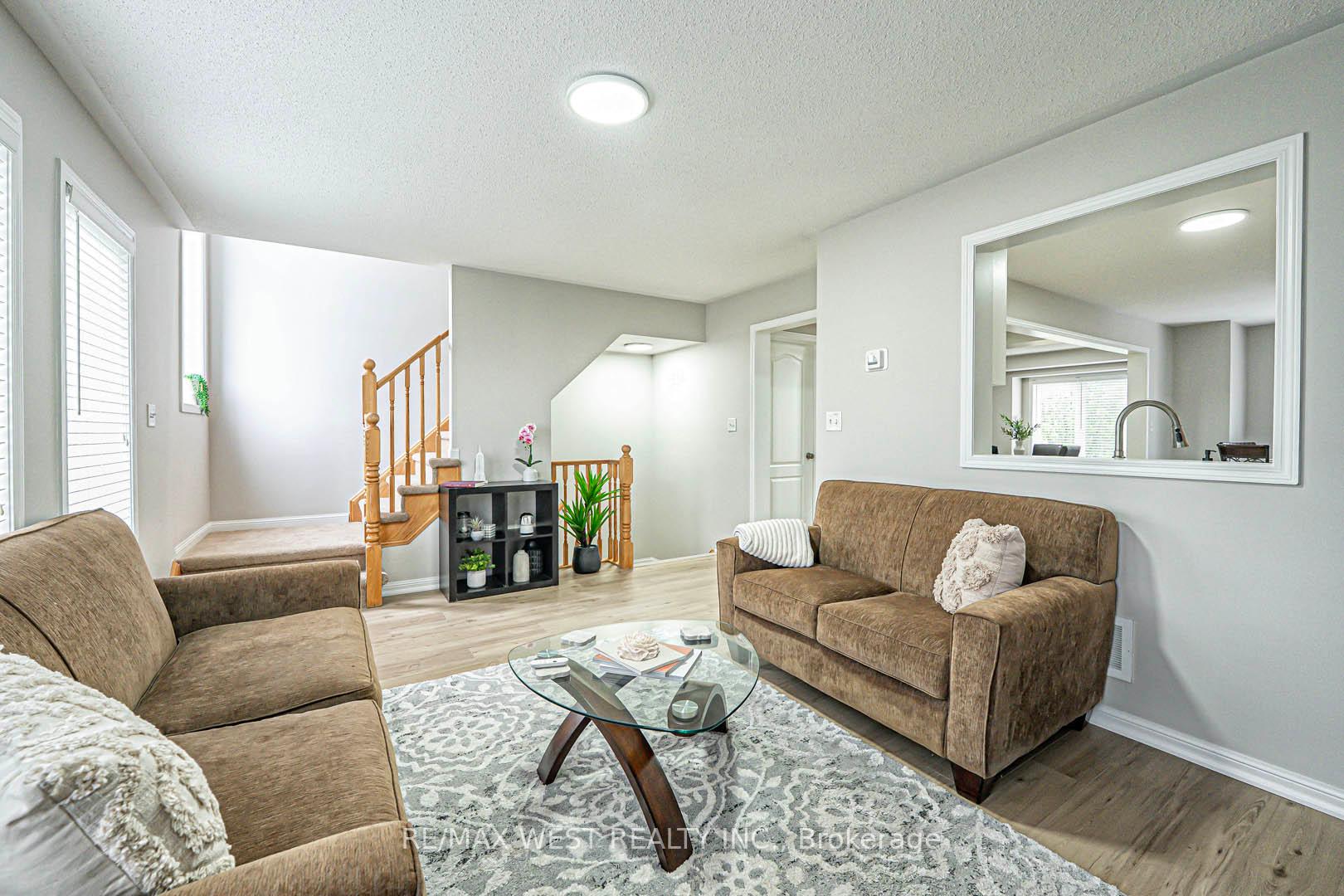 3 Bedrooms Condo at 3050 Rotary, Burlington For sale