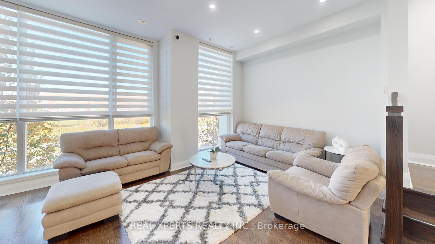 4 Bedrooms Condo at 90 Little Creek,  Mississauga For sale