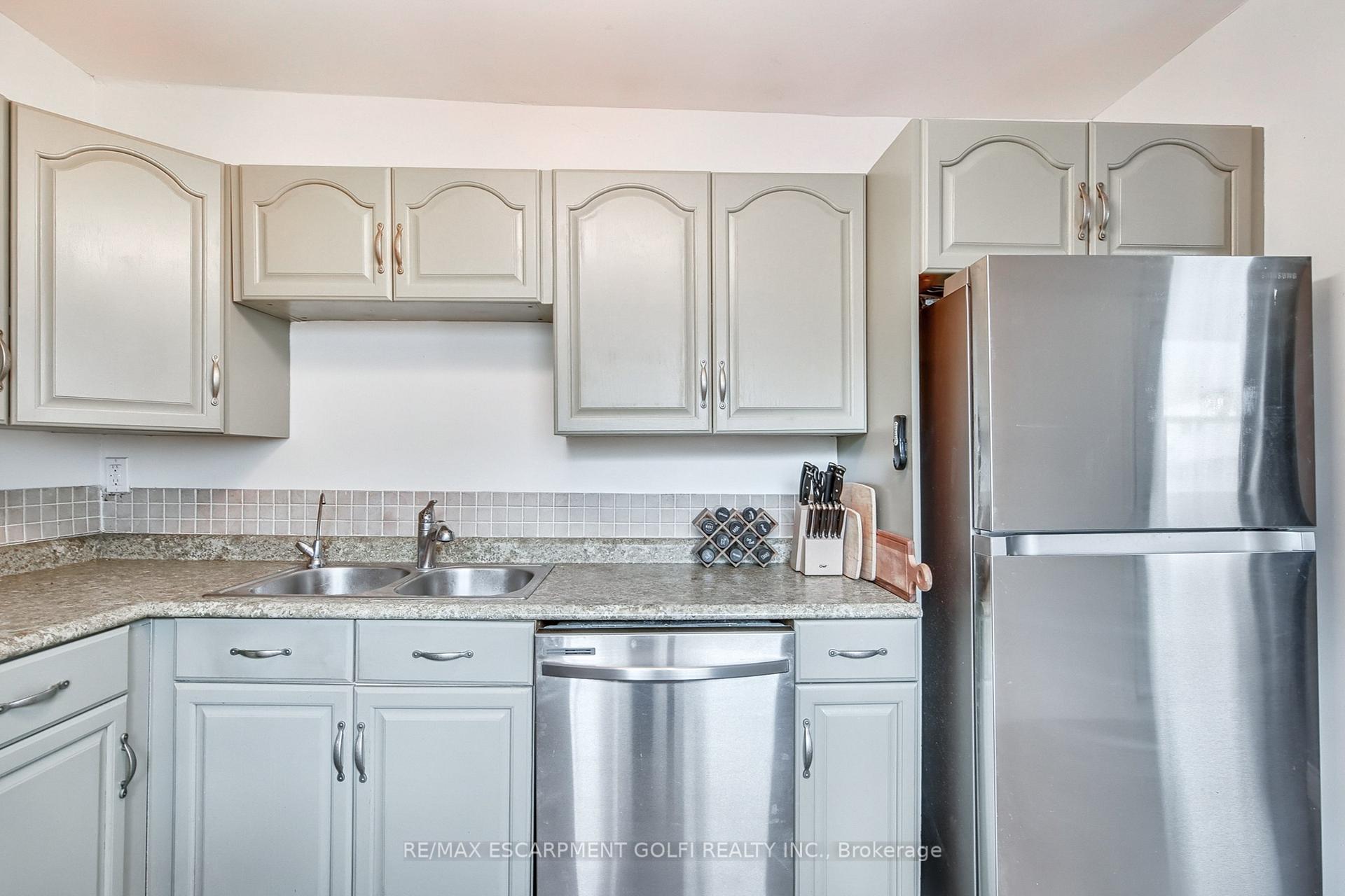 4 Bedrooms Condo at 23 WATSONS, Hamilton For sale