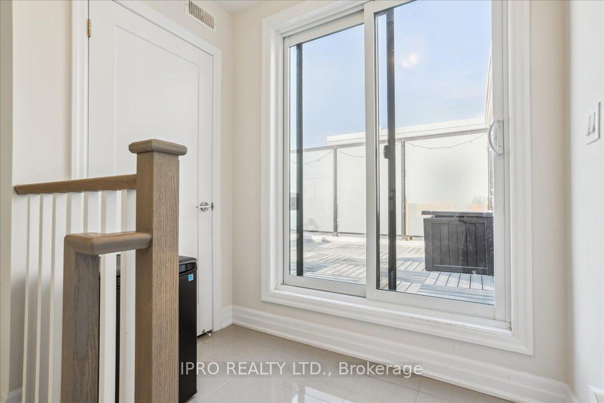 2 Bedrooms Condo at 652 Cricklewood, Mississauga For sale