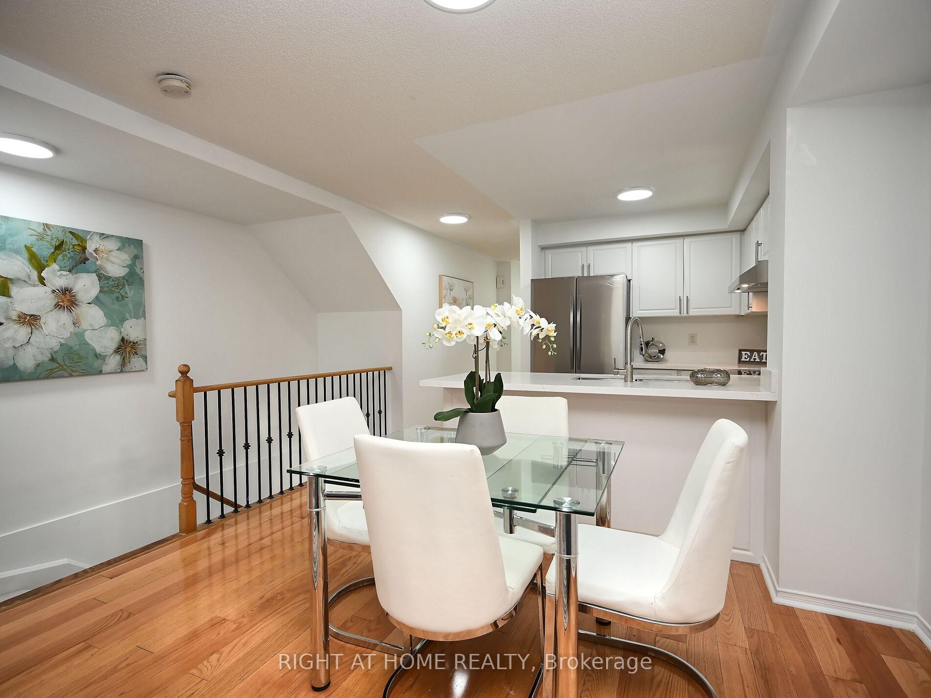 2 Bedrooms Condo at 3250 Bentley, Mississauga For sale