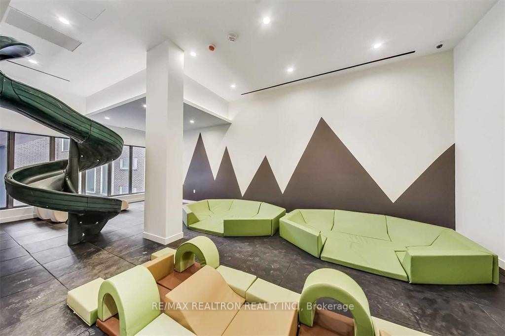 2 Bedrooms Condo at 39 Roehampton, Toronto For sale