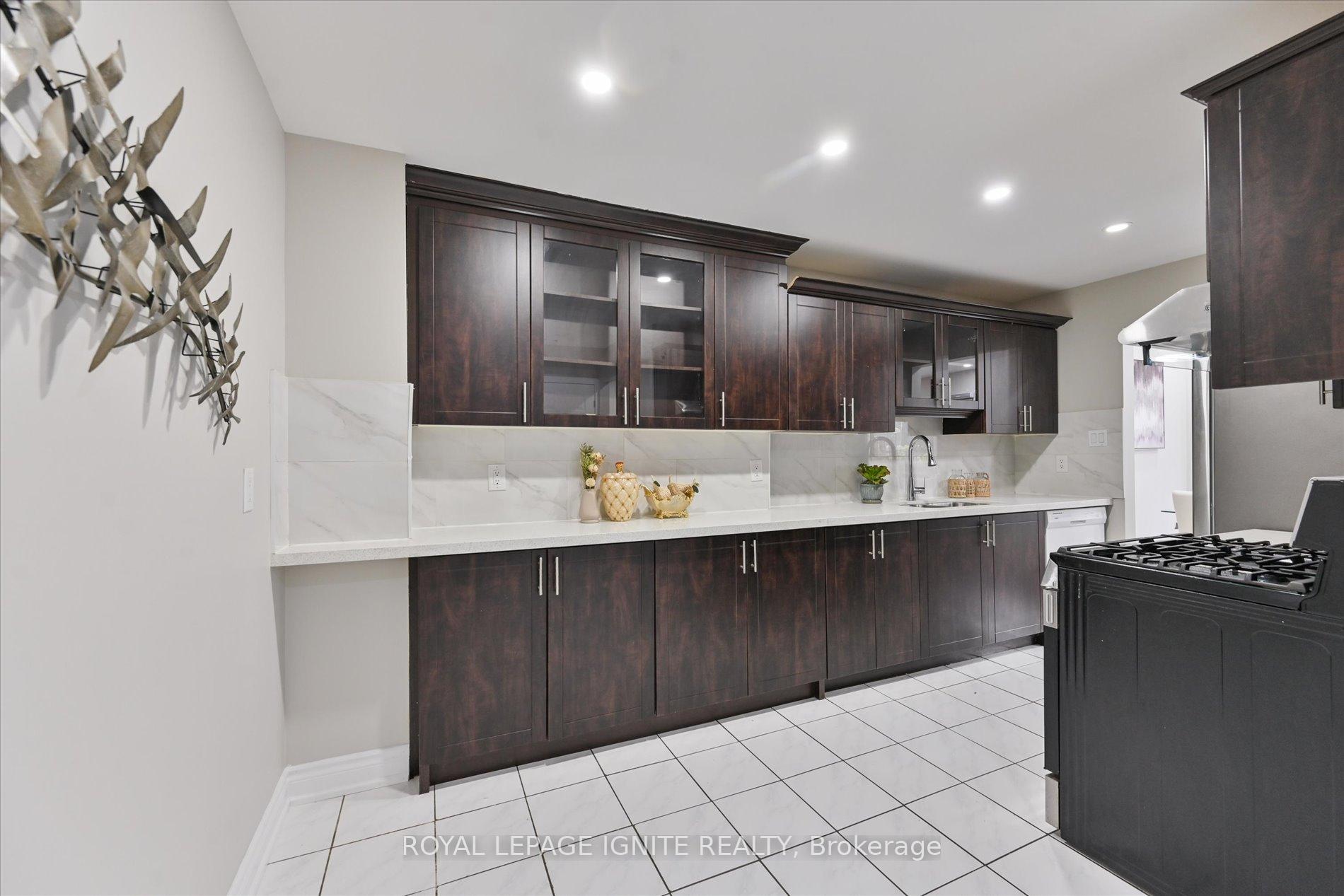 5 Bedrooms Condo at 40 Dundalk, Toronto For sale
