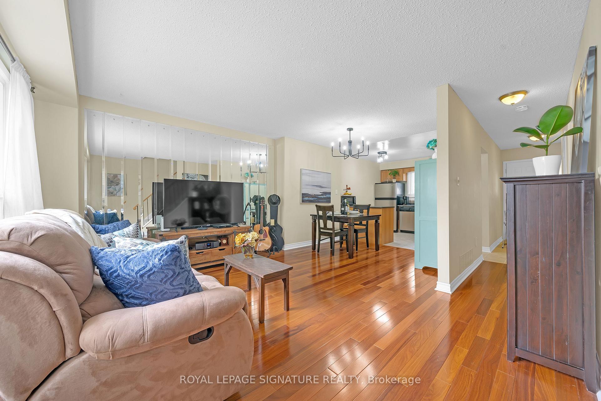 3 Bedrooms Condo at 5 Early Apple, Toronto For sale