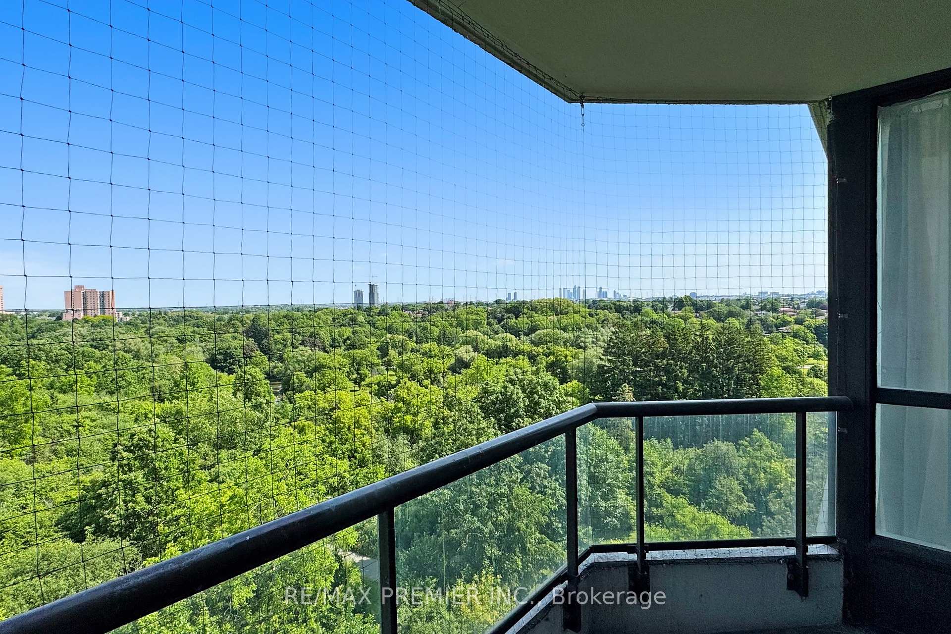 3 Bedrooms Condo at 1 Rowntree, Toronto For sale