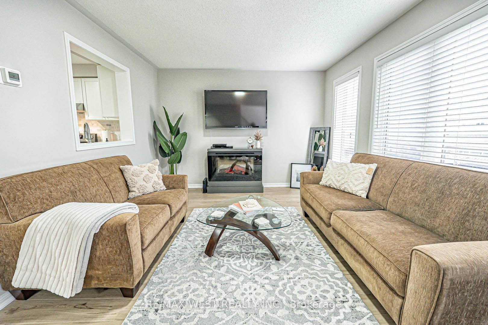 3 Bedrooms Condo at 3050 Rotary, Burlington For sale
