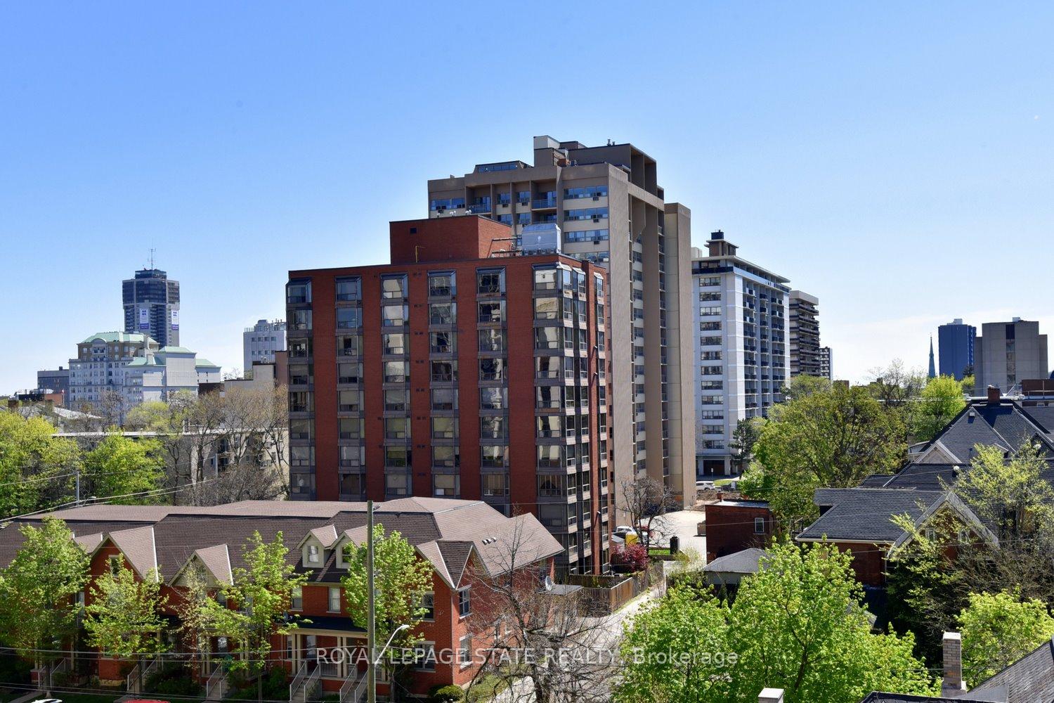 2 Bedrooms Condo at 90 Charlton, Hamilton For sale