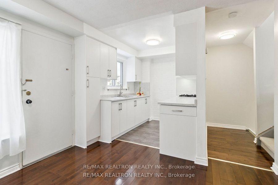 3 Bedrooms Condo at 44 Chester Le, Toronto For sale