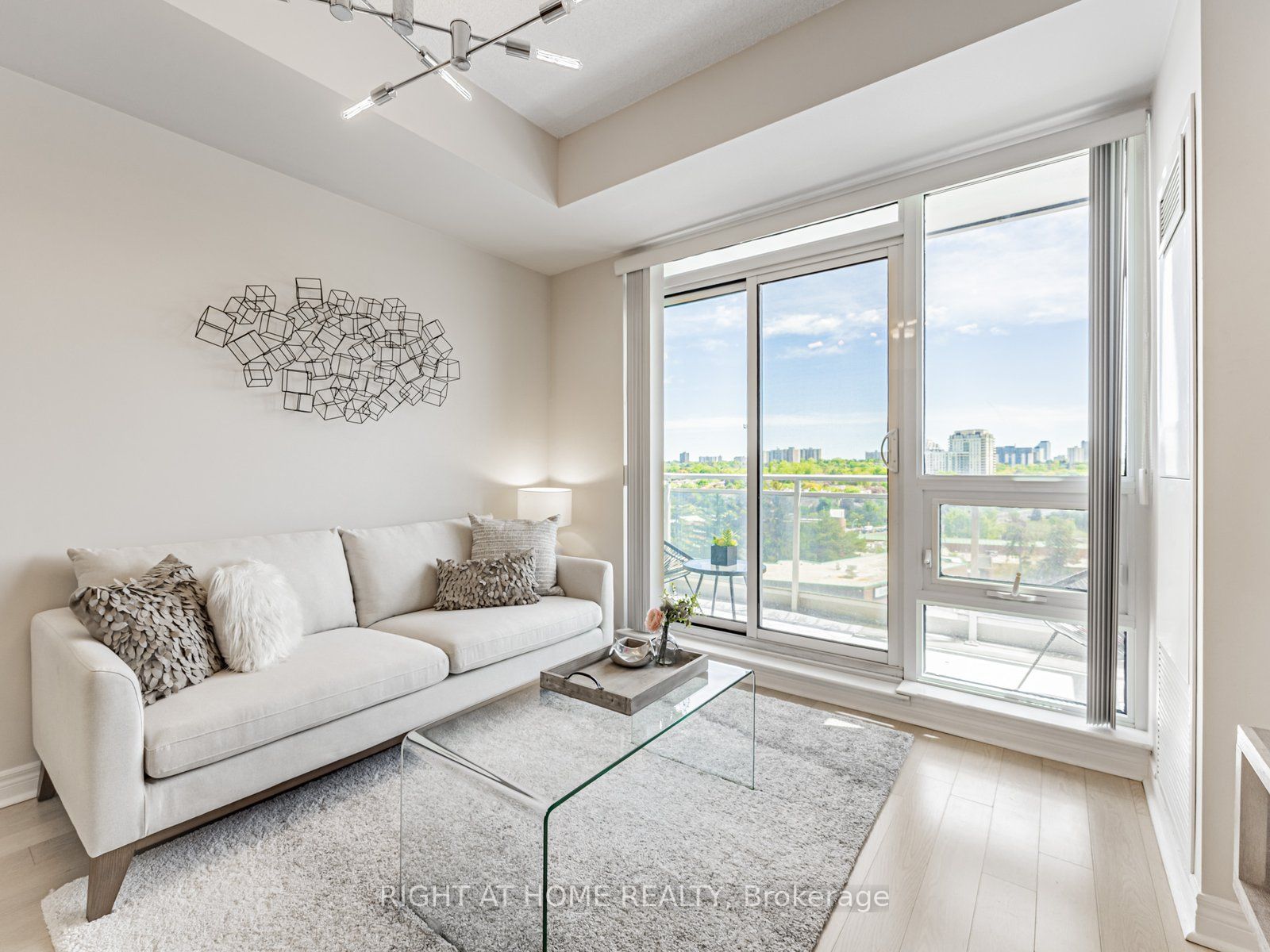2756 Old Leslie Street, #811