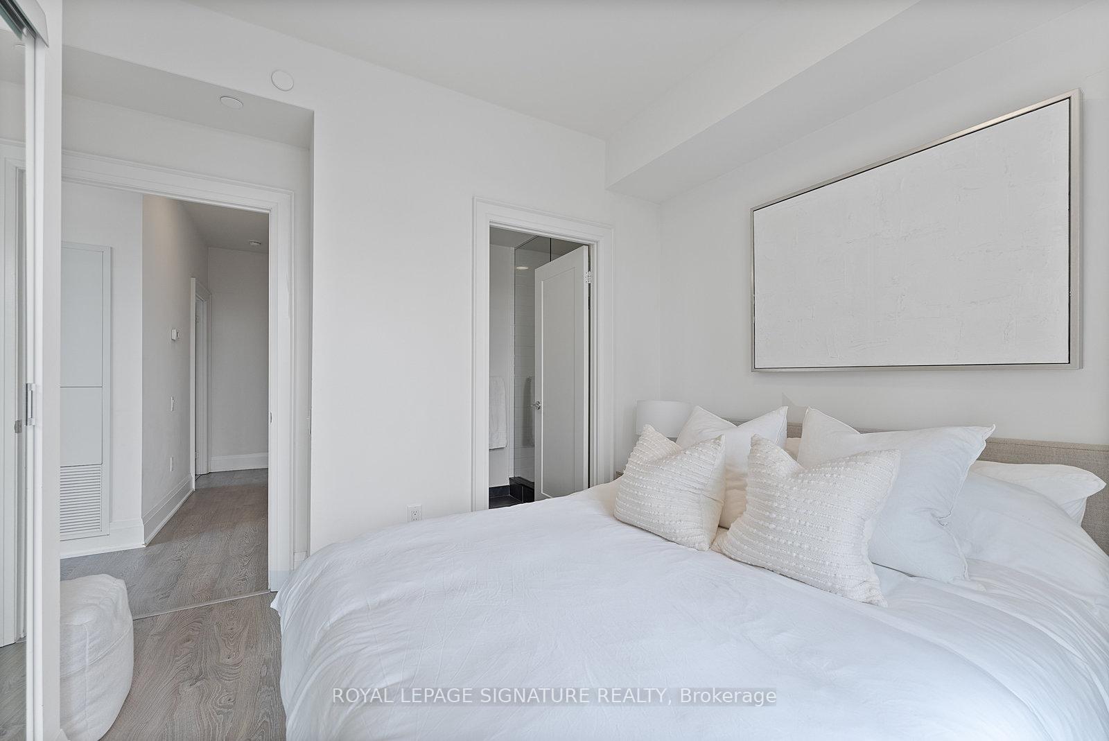 2 Bedrooms Condo at 30 Roehampton, Toronto For sale