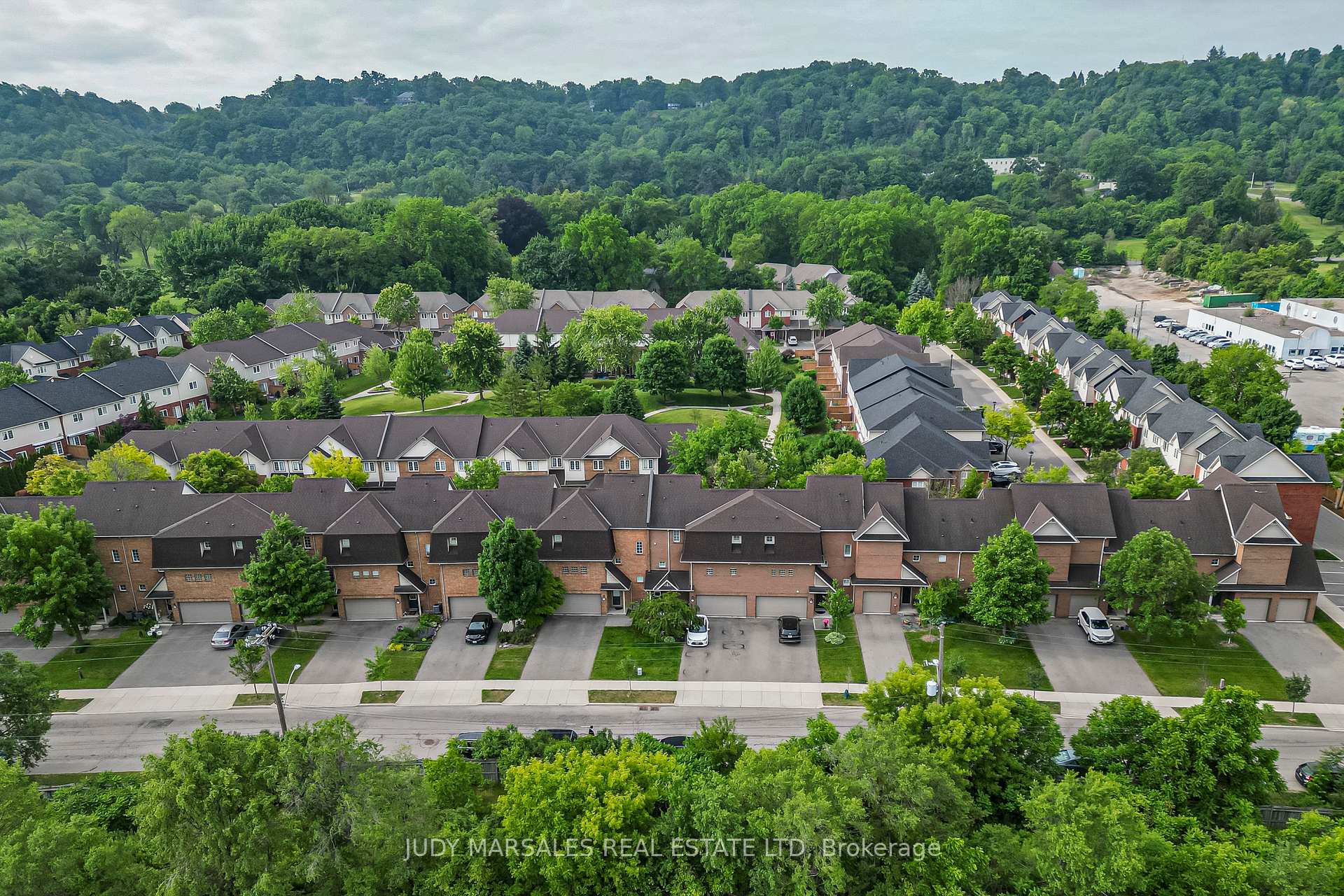 3 Bedrooms Condo at 100 Beddoe, Hamilton For sale