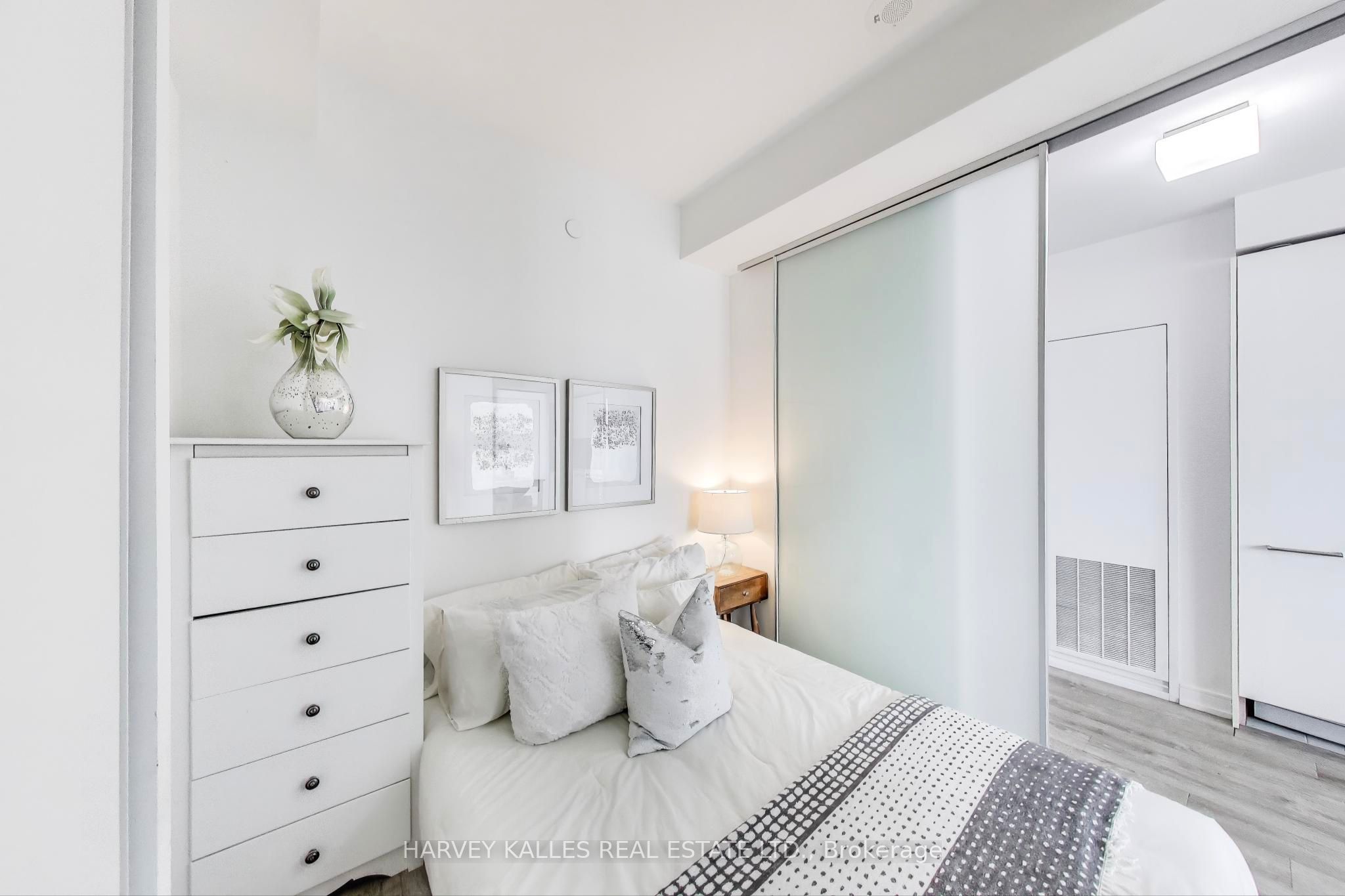28 Wellesley Street E, #2408