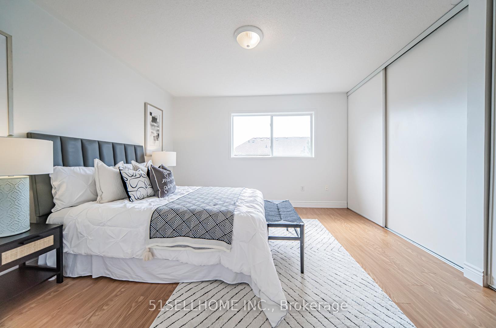 4 Bedrooms Condo at 858 Scollard,  Mississauga For sale
