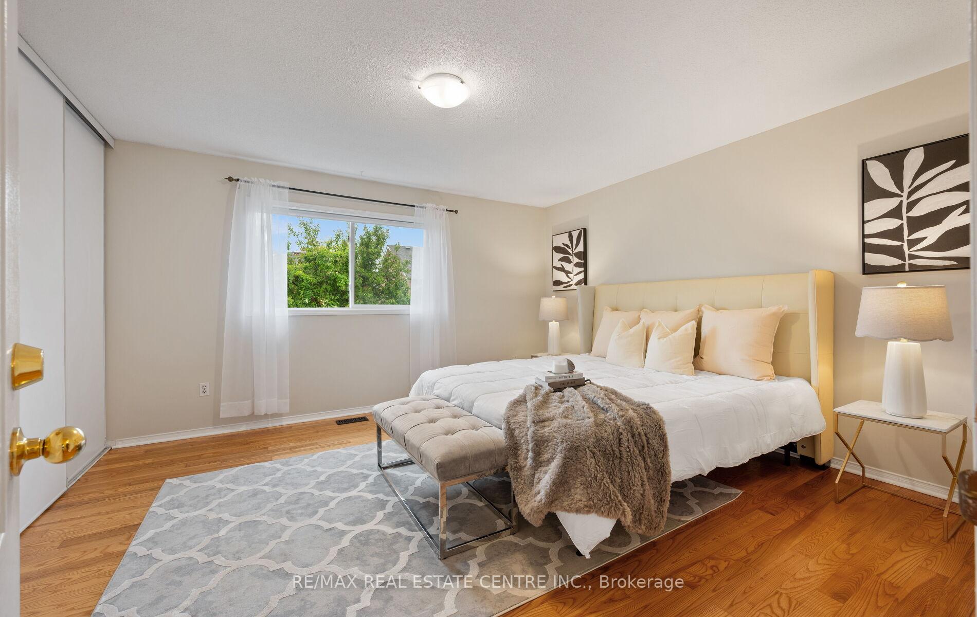 4 Bedrooms Condo at 5030 Heatherleigh, Mississauga For sale