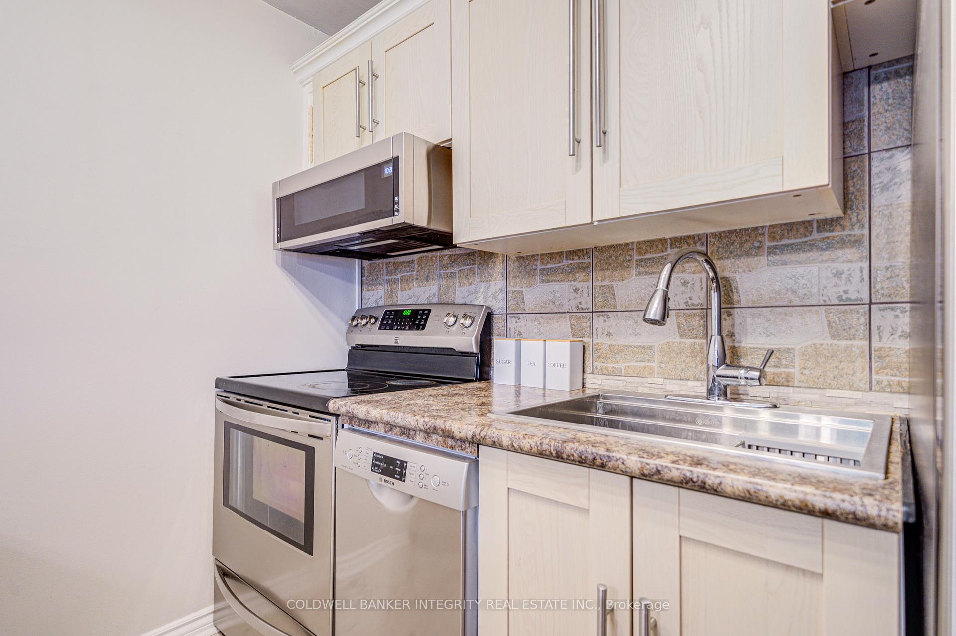 3 Bedrooms Condo at 1036 Falgarwood, Oakville For sale