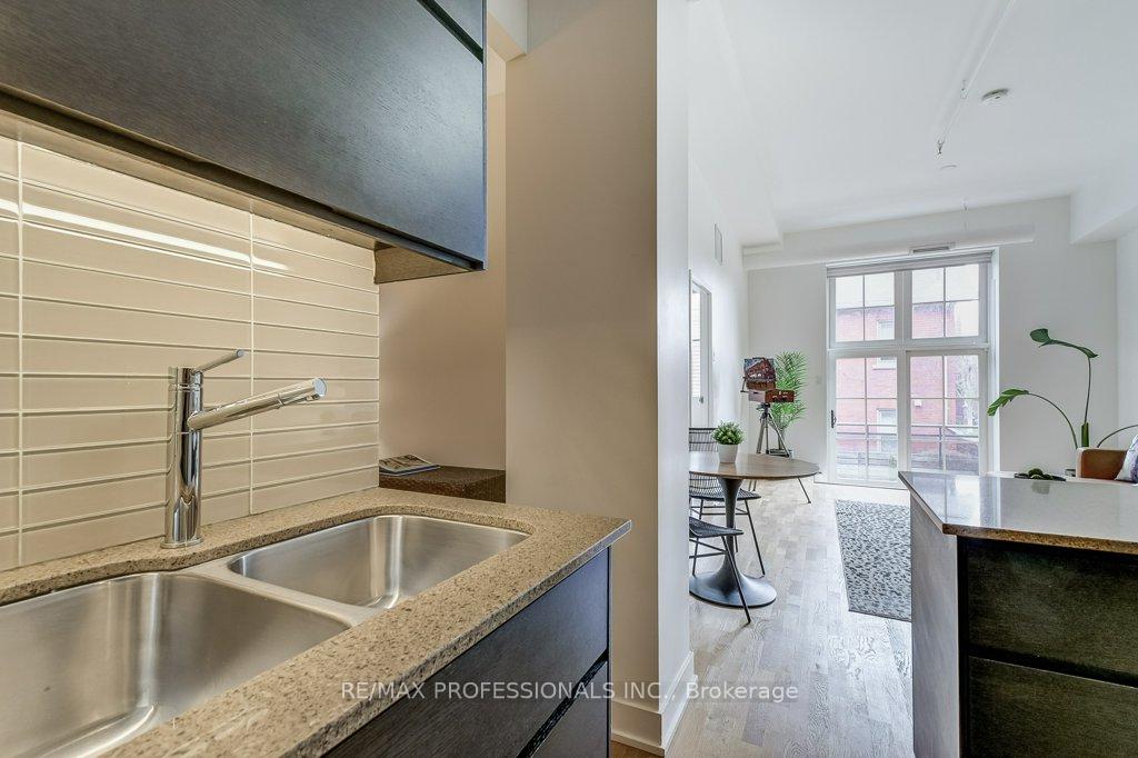 2 Bedrooms Condo at 152 Annette,  Toronto For sale