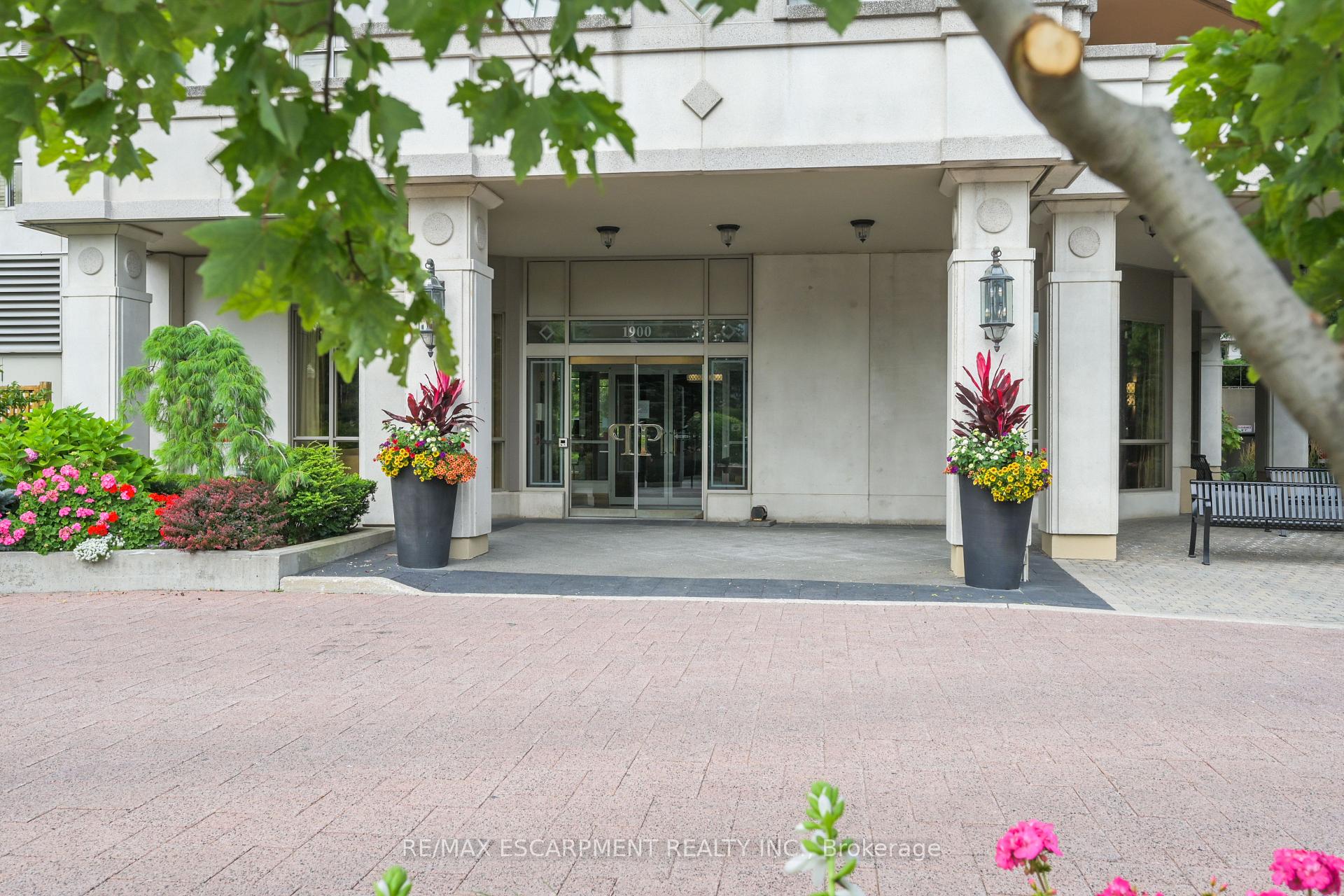 1 Bedroom Condo at 1900 The Collegeway, Mississauga For sale